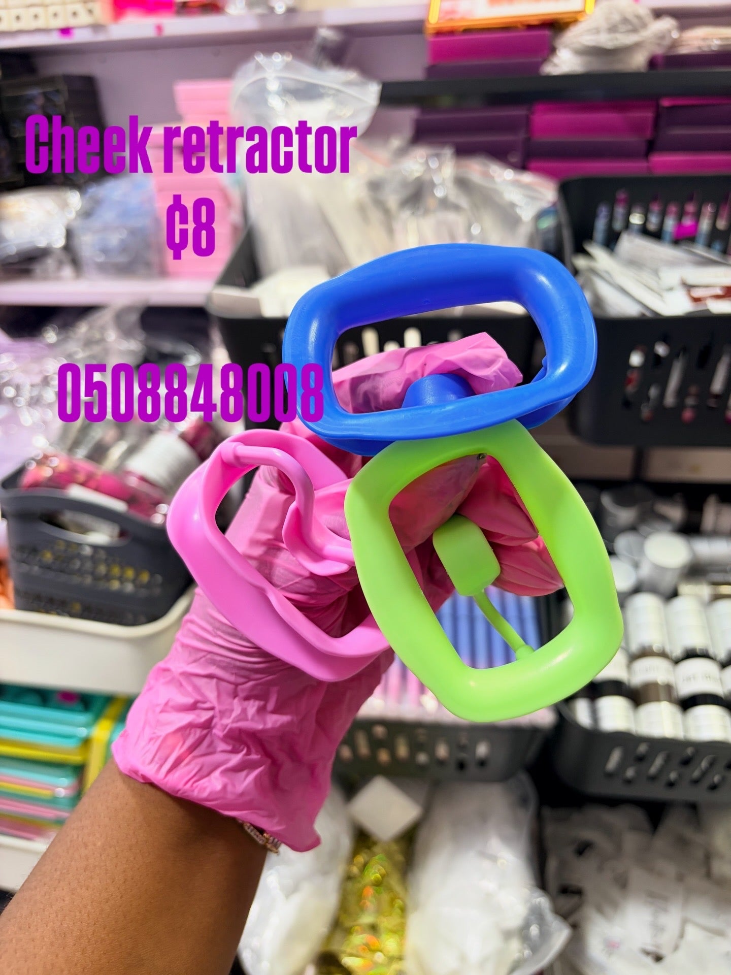 Cheek retractor
