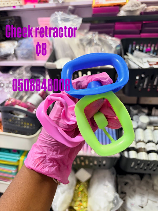 Cheek retractor